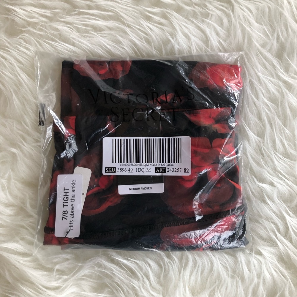 Victoria’s Secret sport roses are red 7/8 leggings Size Medium - Picture 5 of 7